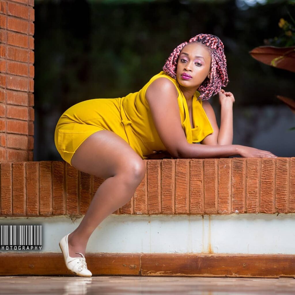Horny Kenyan woman parks her car by the roadside to fuck herself with a dildo