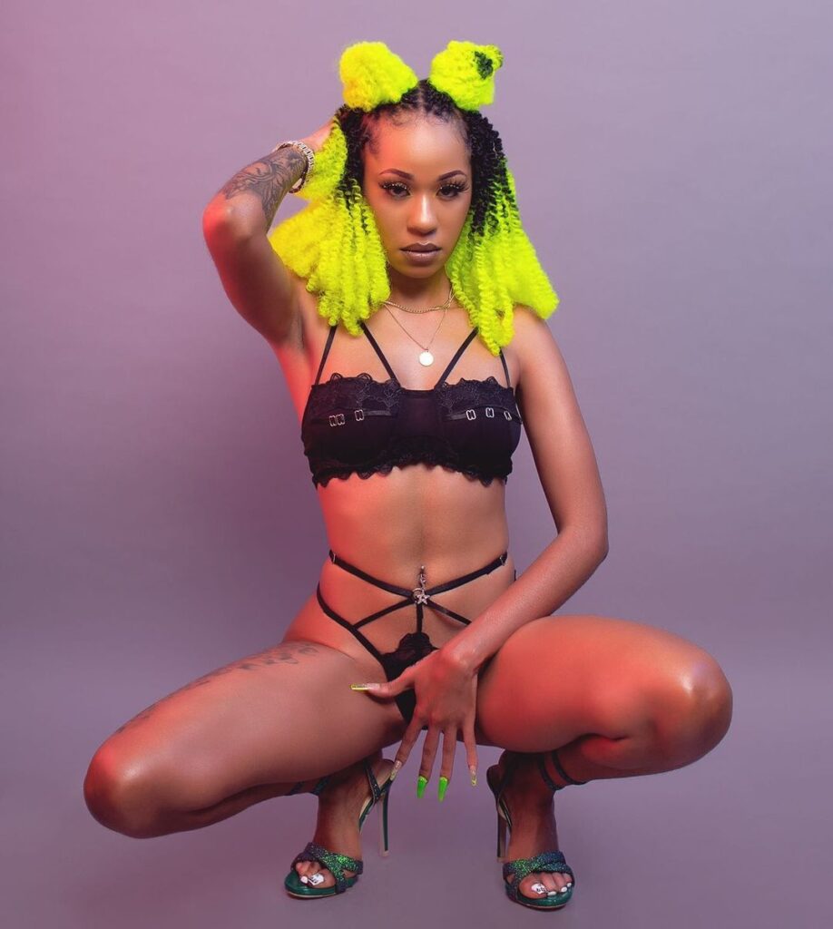 Noti Flow shares her provoking lingerie photos