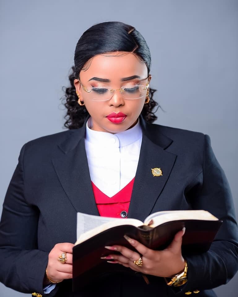 Kenyan pastor Rev Lucy Natasha exposed by Martha Mwihaki Hinga, a former deacon for hooking her up for threesome with a Nigerian pastor