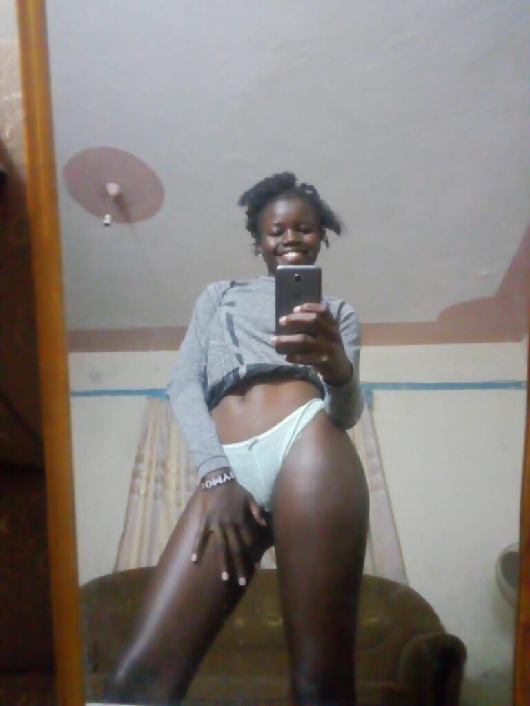 Nyako Petite leaks her own nudes online