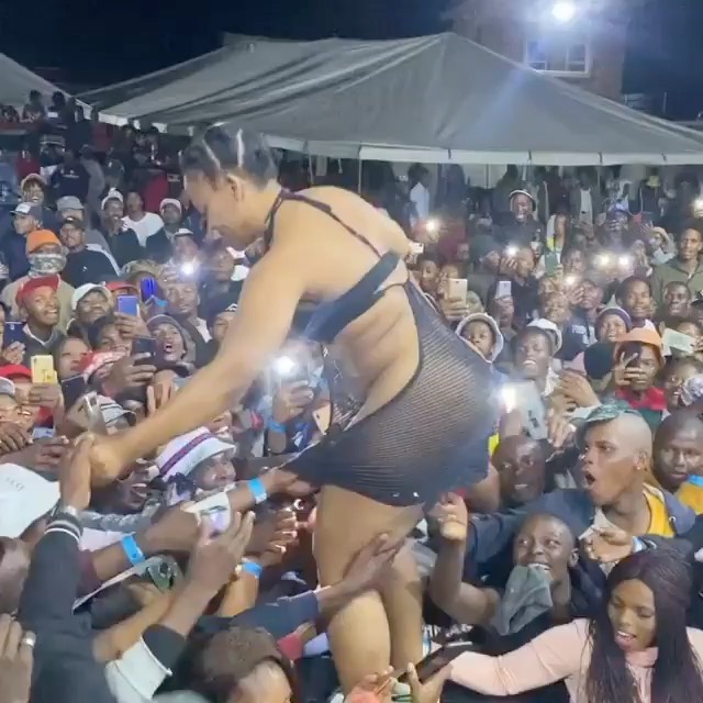 Zodwa Wabantu gets fingered on stage, again!!!!