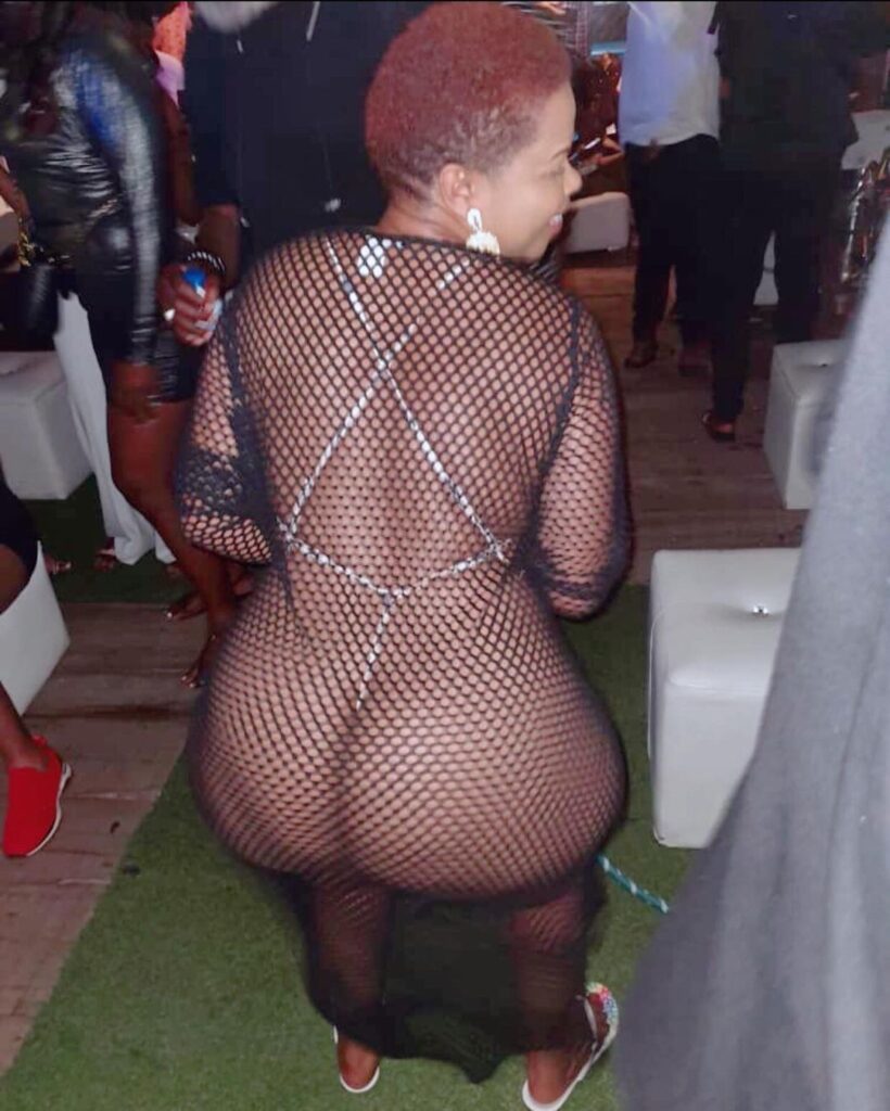 Naava the Queen shows off her bare ass