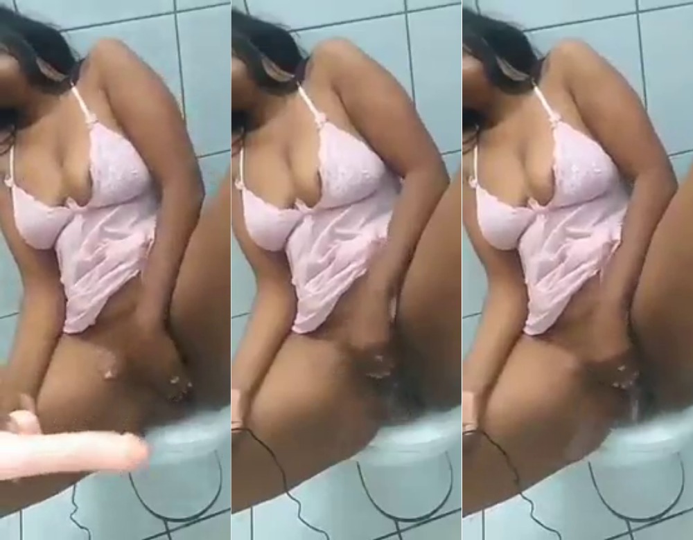 Woman masturbates until she squirts in the toilet