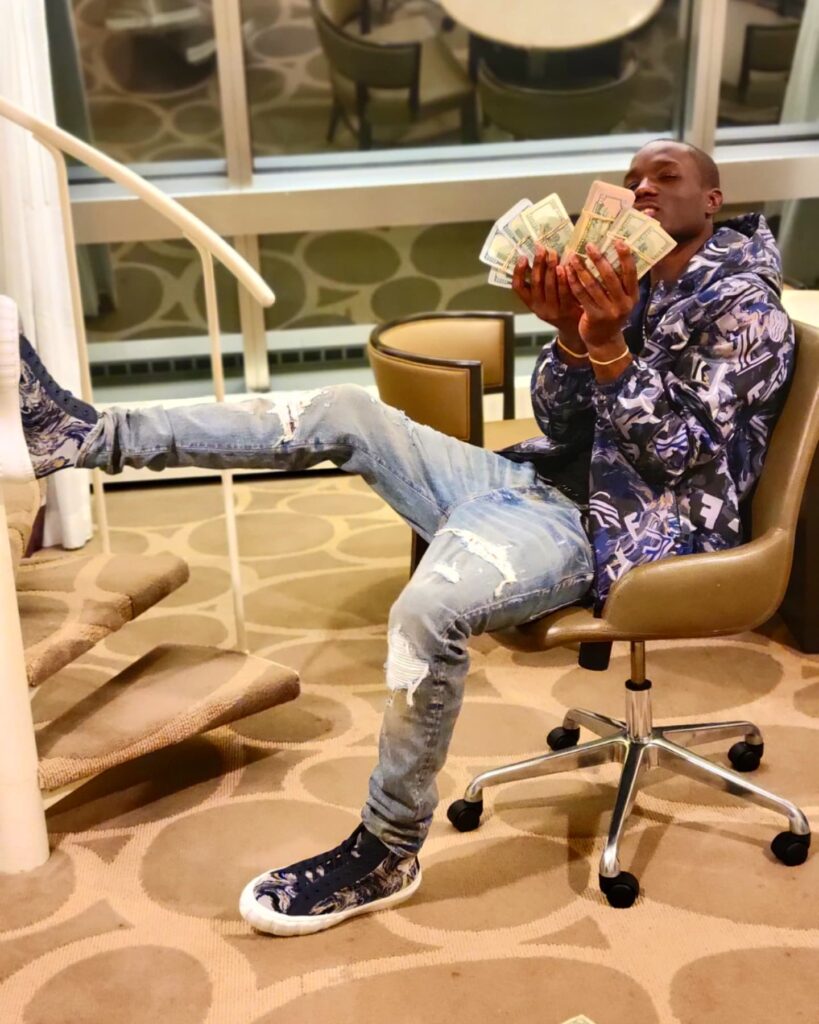Fella Run It All flaunts money and jewelries that he got from porn
