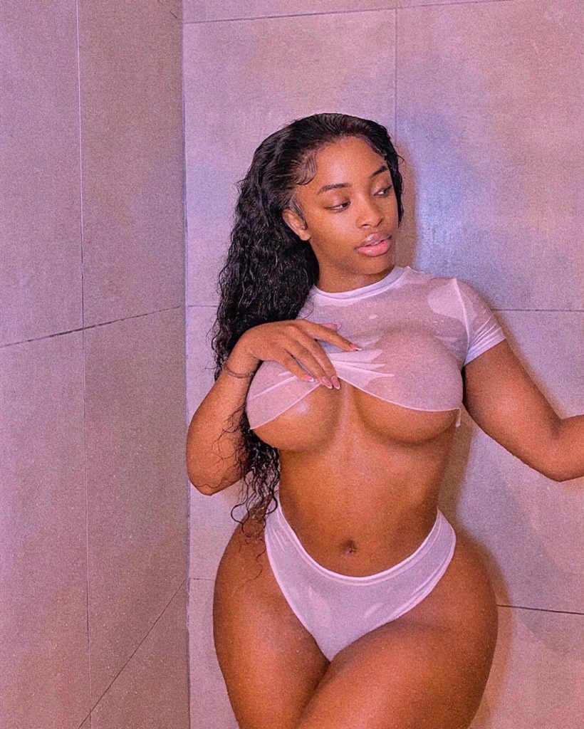Cindy Makhathini shows off her sexy and edits out her nipple