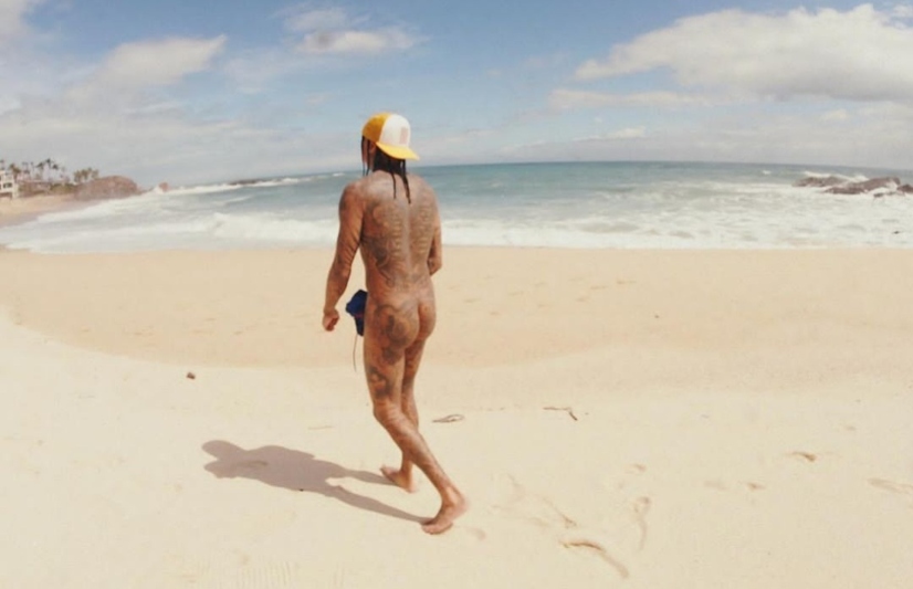 US rapper Tyga walks completely naked at a public beach 