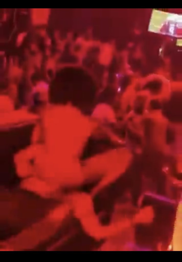 Man eats out the pussy in the club like nobody is watching